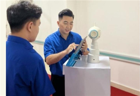 Bệnh viện ở TP.HCM sử dụng robot để hỗ trợ người bệnh